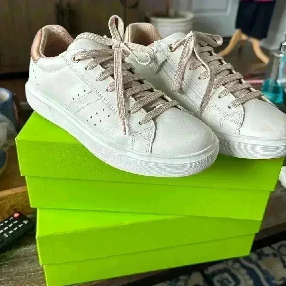 Geox Respira Nashik Junior in Whit & Rose Gold size EUR 37 size 5 US.